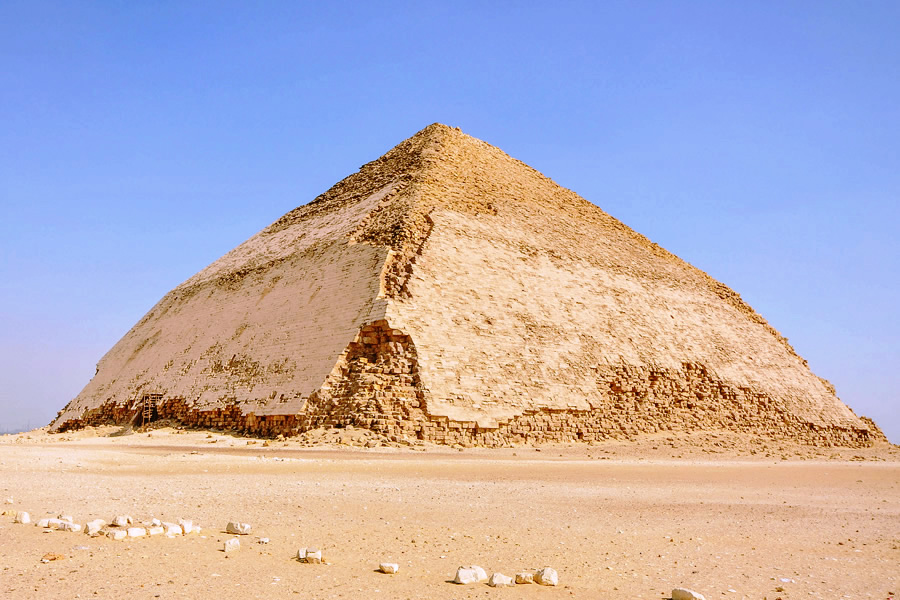 ダハシュールのスネフェル王の屈折ピラミッド
